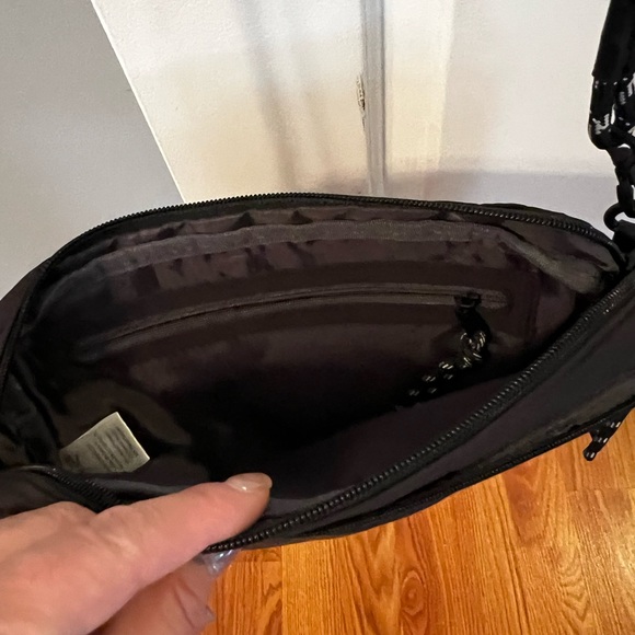 Thirtyone All Zipped up Cross Body in black - Picture 5 of 7